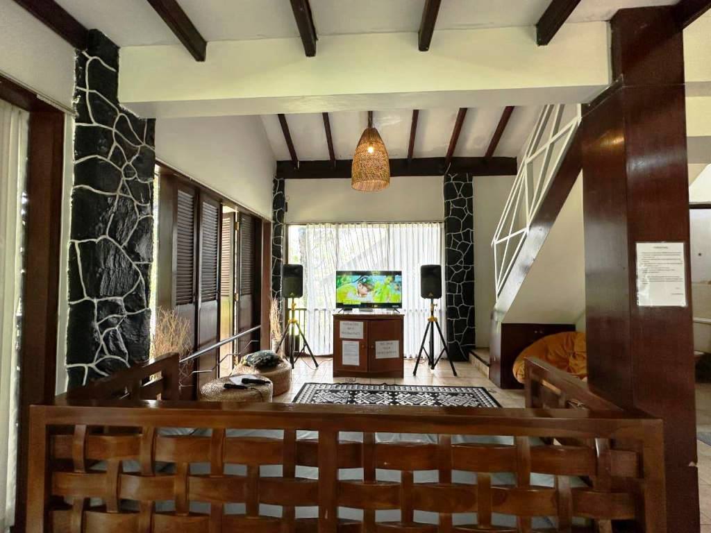 Villa Waterfall - Image 10